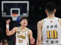 九游体育- 西汉姆迎CBA季后赛关键赛，集结日临场应变，引发热议，控场能力受关注