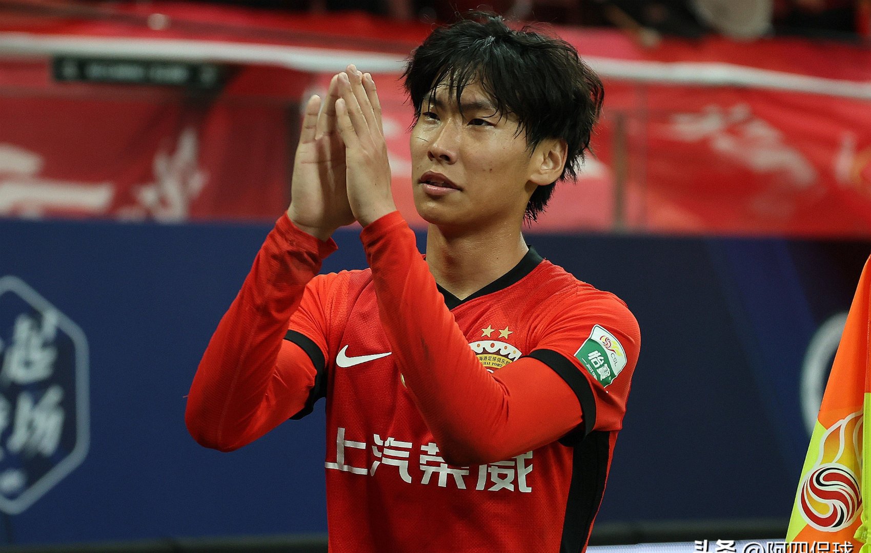 清晨中超焦点战，里昂篮板制胜，气氛紧张，训练强度明显提升的简单介绍