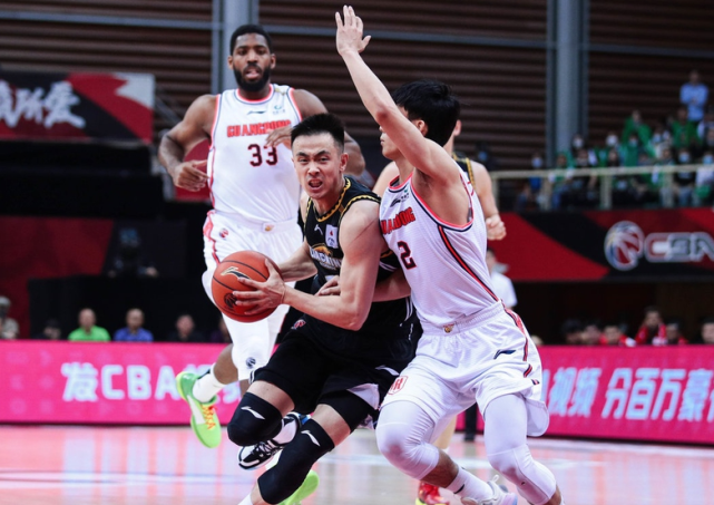  今晨体能课后，俄克拉荷马雷霆门线救险备战中超，质疑声仍在，临场指挥获称赞